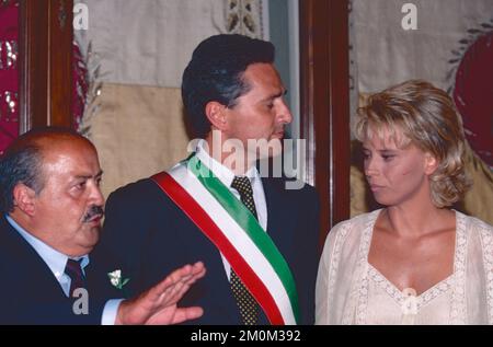 Giornalista italiano Maurizio Costanzo, politico e sindaco di Roma Francesco Rutelli, giornalista e ospite televisivo Maria De Filippi alle loro nozze, Roma, Italia 1995 Foto Stock