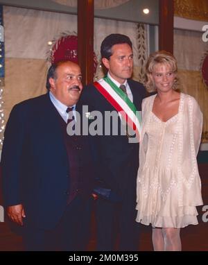 Giornalista italiano Maurizio Costanzo, politico e sindaco di Roma Francesco Rutelli, giornalista e ospite televisivo Maria De Filippi alle loro nozze, Roma, Italia 1995 Foto Stock