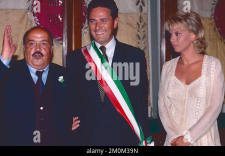 Giornalista italiano Maurizio Costanzo, politico e sindaco di Roma Francesco Rutelli, giornalista e ospite televisivo Maria De Filippi alle loro nozze, Roma, Italia 1995 Foto Stock