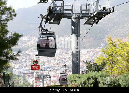 ALANYA, ANTALYA, TURCHIA-OTTOBRE 03:turisti non identificati godendo di un giro in funivia. Ottobre 03,2022 ad Alanya, Antalya, Turchia Foto Stock