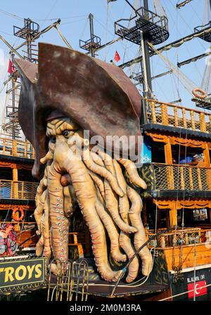 ALANYA,ANTALYA,TURCHIA-OTTOBRE 03:nave pirata con Octopus design al Porto di Alanya. Ottobre 03,2022 ad Alanya, Antalya, Turchia Foto Stock