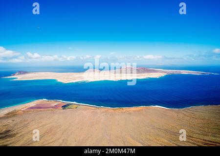 Isola di Graciosa vista dal punto panoramico Mirador del Rio sull'isola di Lanzarote, Isole Canarie, Spagna Foto Stock
