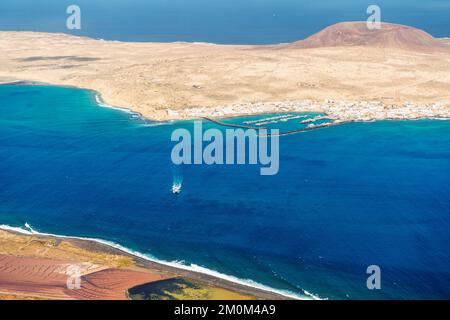 Isola Graciosa vista dal punto di vista di Miraror del Rio sull'isola di Lanzarote, Isole Canarie, Spagna Foto Stock
