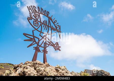 Cartello Mirador del Rio che annuncia il famoso punto di vista progettato da Cesar Manrique a Lanzarote, Isole Canarie, Spagna Foto Stock
