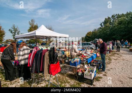 Mercato delle pulci all'aperto, Siofok, contea di Somogy, riva sud del lago Balaton, Ungheria Foto Stock