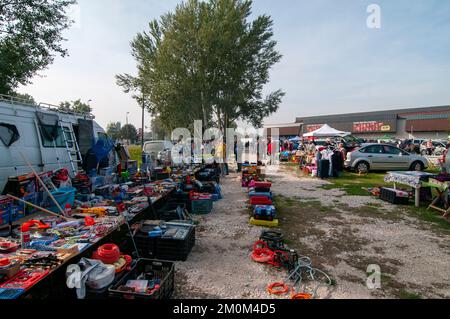 Mercato delle pulci all'aperto, Siofok, contea di Somogy, riva sud del lago Balaton, Ungheria Foto Stock