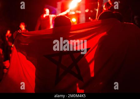 Barcellona, Spagna. 06th Dec, 2022. Una bandiera marocchina è visto durante le celebrazioni di vittoria della squadra di calcio del Marocco sulla Spagna nel centro della città dopo la partita di calcio. In una vittoria a sorpresa, la squadra marocchina ha battuto la Spagna alle penalità, passando ai quarti di finale, dove affronterà il Portogallo, per la prima volta nella sua storia. Credit: SOPA Images Limited/Alamy Live News Foto Stock