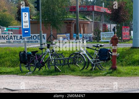 Cicloturismo al mercato delle pulci all'aperto, Siofok, Somogy County, riva sud del lago Balaton, Ungheria Foto Stock