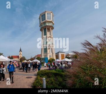 L'antica torre dell'acqua nella piazza principale, Siofok, Somogy County, Ungheria Foto Stock