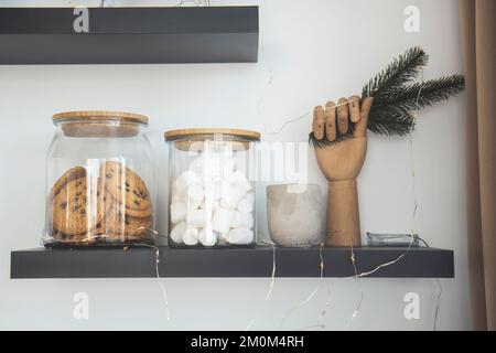 Dolci sullo scaffale e arredamento di Capodanno Foto Stock