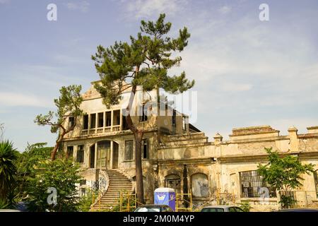 Graffiti sulla facciata di un edificio abbandonato ad Atene Grecia Foto Stock