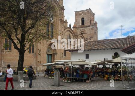 Stallo del mercato all'aperto nella centrale plaza Cuenca, Ecuador Foto Stock