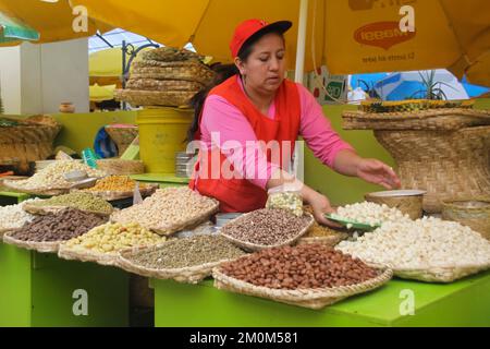 Stallo del mercato all'aperto nella centrale plaza Cuenca, Ecuador Foto Stock