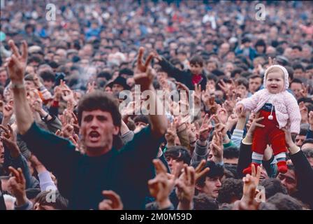 Celebrazione per la vittoria elettorale del Partito democratico, Tirana, Albania 1992 Foto Stock