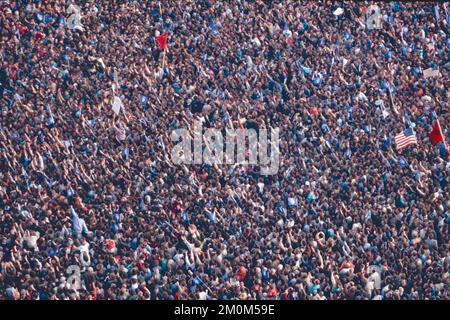 Celebrazione per la vittoria elettorale del Partito democratico, Tirana, Albania 1992 Foto Stock