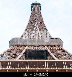 Torre Eiffel a Parigi Francia su sfondo bianco cielo - bellissimo monumento simbolo di Parigi Foto Stock