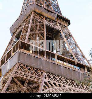 Torre Eiffel a Parigi Francia su sfondo bianco cielo - bellissimo monumento simbolo di Parigi Foto Stock