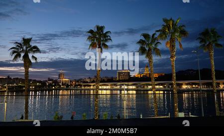 Vista di Málaga al crepuscolo dal porto, Spagna. Foto Stock