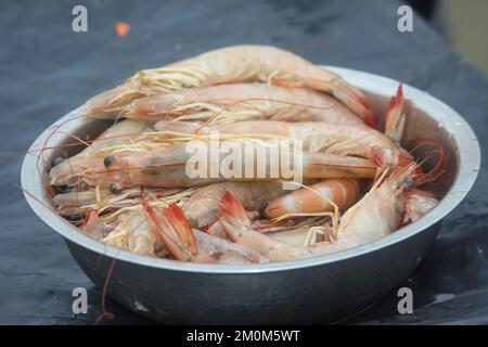 Mercato del pesce a Puerto Lopez, Ecuador. Puerto López (16.000 abitanti) è un piccolo villaggio di pescatori situato in una baia ad arco sulla costa del Pacifico nella Comunità europea Foto Stock