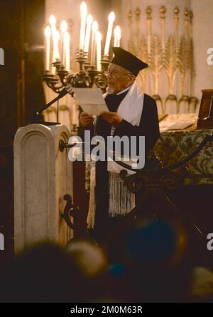 Il rabbino italiano Elio Toaff nella sinagoga celebra la reciproca conoscenza tra Israele e OLP, Roma, Italia 1993 Foto Stock