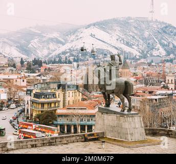 Tbilisi, Georgia. Famosa statua equestre del re Vakhtang Gorgasali vicino alla chiesa di Metekhi. Gorgasali monumento nella capitale georgiana Foto Stock