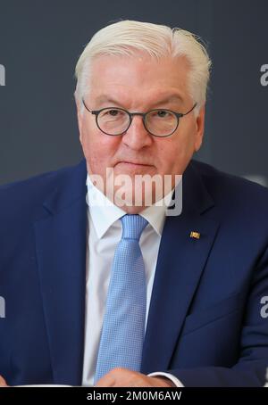 Lipsia, Germania. 07th Dec, 2022. Il presidente federale Frank-Walter Steinmeier parla con i dipendenti dell'industria dei semiconduttori di Freiberg. Steinmeier svolge la sua attività ufficiale per tre giorni a Freiberg, Sassonia. Credit: Jan Woitas/dpa/Alamy Live News Foto Stock