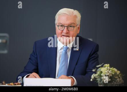 Lipsia, Germania. 07th Dec, 2022. Il presidente federale Frank-Walter Steinmeier parla con i dipendenti dell'industria dei semiconduttori di Freiberg. Steinmeier svolge la sua attività ufficiale per tre giorni a Freiberg, Sassonia. Credit: Jan Woitas/dpa/Alamy Live News Foto Stock