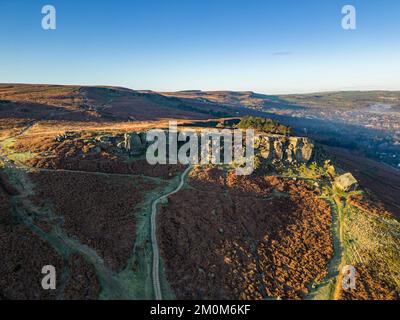 Ilkley, Regno Unito. 7th dicembre 2022. UK Weather: Questa mattina gelido condizioni di ghiaccio in tutto il West Yorkshire ancora cielo blu e soleggiato su Ilkley. Veduta aerea delle formazioni rocciose di Cow e Calf sopra Ilkley su Ilkley Moor. Credit: Bradley Taylor / Alamy News. Foto Stock