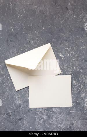 Composizione con schede vuote su sfondo grigio Foto Stock