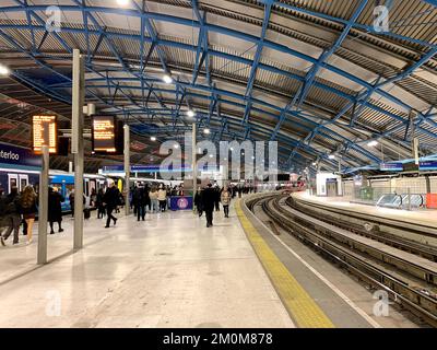 6th dicembre 2022. London Waterloo, Regno Unito. Pendolari alla stazione ferroviaria di Waterloo a Londra. I leader dell'Unione hanno respinto l'ultima offerta retributiva e quindi sono previsti ulteriori scioperi ferroviari per Passi pure il 13-14 dicembre 2022, il 16-17 dicembre e dalle 6pm della vigilia di Natale fino alle 6am del 27th dicembre. Molti viaggiatori stanno cominciando a perdere la loro pazienza con gli scioperi ferroviari, soprattutto perché significa che molte persone non saranno più in grado di andare a visitare parenti e amici nel periodo natalizio se il treno colpisce Passi pure. Credit: Maureen McLean/Alamy Live News Foto Stock