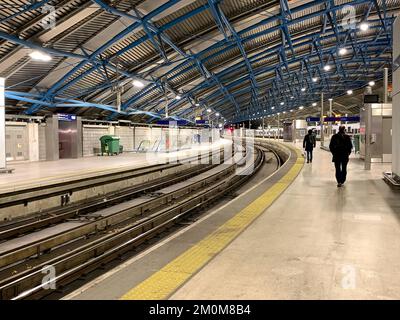 6th dicembre 2022. London Waterloo, Regno Unito. Pendolari alla stazione ferroviaria di Waterloo a Londra. I leader dell'Unione hanno respinto l'ultima offerta retributiva e quindi sono previsti ulteriori scioperi ferroviari per Passi pure il 13-14 dicembre 2022, il 16-17 dicembre e dalle 6pm della vigilia di Natale fino alle 6am del 27th dicembre. Molti viaggiatori stanno cominciando a perdere la loro pazienza con gli scioperi ferroviari, soprattutto perché significa che molte persone non saranno più in grado di andare a visitare parenti e amici nel periodo natalizio se il treno colpisce Passi pure. Credit: Maureen McLean/Alamy Live News Foto Stock