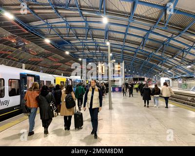 6th dicembre 2022. London Waterloo, Regno Unito. Pendolari alla stazione ferroviaria di Waterloo a Londra. I leader dell'Unione hanno respinto l'ultima offerta retributiva e quindi sono previsti ulteriori scioperi ferroviari per Passi pure il 13-14 dicembre 2022, il 16-17 dicembre e dalle 6pm della vigilia di Natale fino alle 6am del 27th dicembre. Molti viaggiatori stanno cominciando a perdere la loro pazienza con gli scioperi ferroviari, soprattutto perché significa che molte persone non saranno più in grado di andare a visitare parenti e amici nel periodo natalizio se il treno colpisce Passi pure. Credit: Maureen McLean/Alamy Live News Foto Stock