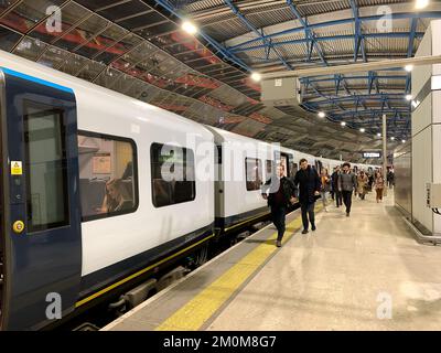 6th dicembre 2022. London Waterloo, Regno Unito. Pendolari alla stazione ferroviaria di Waterloo a Londra. I leader dell'Unione hanno respinto l'ultima offerta retributiva e quindi sono previsti ulteriori scioperi ferroviari per Passi pure il 13-14 dicembre 2022, il 16-17 dicembre e dalle 6pm della vigilia di Natale fino alle 6am del 27th dicembre. Molti viaggiatori stanno cominciando a perdere la loro pazienza con gli scioperi ferroviari, soprattutto perché significa che molte persone non saranno più in grado di andare a visitare parenti e amici nel periodo natalizio se il treno colpisce Passi pure. Credit: Maureen McLean/Alamy Live News Foto Stock