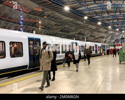 6th dicembre 2022. London Waterloo, Regno Unito. Pendolari alla stazione ferroviaria di Waterloo a Londra. I leader dell'Unione hanno respinto l'ultima offerta retributiva e quindi sono previsti ulteriori scioperi ferroviari per Passi pure il 13-14 dicembre 2022, il 16-17 dicembre e dalle 6pm della vigilia di Natale fino alle 6am del 27th dicembre. Molti viaggiatori stanno cominciando a perdere la loro pazienza con gli scioperi ferroviari, soprattutto perché significa che molte persone non saranno più in grado di andare a visitare parenti e amici nel periodo natalizio se il treno colpisce Passi pure. Credit: Maureen McLean/Alamy Live News Foto Stock