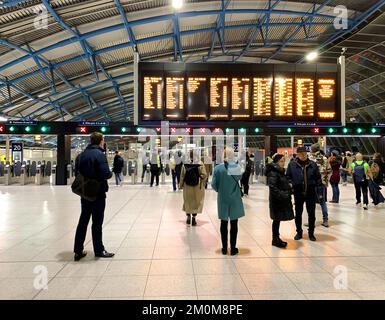 6th dicembre 2022. London Waterloo, Regno Unito. Pendolari alla stazione ferroviaria di Waterloo a Londra. I leader dell'Unione hanno respinto l'ultima offerta retributiva e quindi sono previsti ulteriori scioperi ferroviari per Passi pure il 13-14 dicembre 2022, il 16-17 dicembre e dalle 6pm della vigilia di Natale fino alle 6am del 27th dicembre. Molti viaggiatori stanno cominciando a perdere la loro pazienza con gli scioperi ferroviari, soprattutto perché significa che molte persone non saranno più in grado di andare a visitare parenti e amici nel periodo natalizio se il treno colpisce Passi pure. Credit: Maureen McLean/Alamy Live News Foto Stock