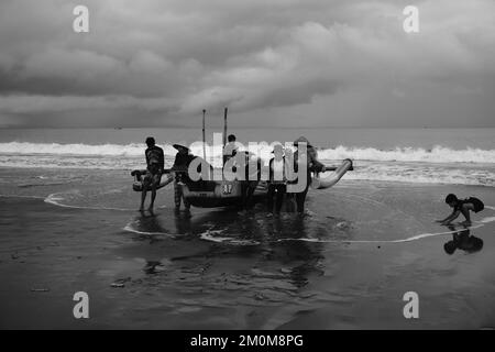 Pangandaran, West Java, Indonesia - 30 Ottobre, 2022 : Foto in bianco e nero, Foto monocromatica dei pescatori che pescano su una barca Foto Stock