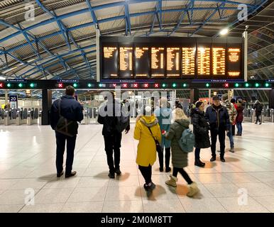 6th dicembre 2022. London Waterloo, Regno Unito. Pendolari alla stazione ferroviaria di Waterloo a Londra. I leader dell'Unione hanno respinto l'ultima offerta retributiva e quindi sono previsti ulteriori scioperi ferroviari per Passi pure il 13-14 dicembre 2022, il 16-17 dicembre e dalle 6pm della vigilia di Natale fino alle 6am del 27th dicembre. Molti viaggiatori stanno cominciando a perdere la loro pazienza con gli scioperi ferroviari, soprattutto perché significa che molte persone non saranno più in grado di andare a visitare parenti e amici nel periodo natalizio se il treno colpisce Passi pure. Credit: Maureen McLean/Alamy Live News Foto Stock