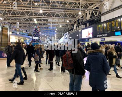 6th dicembre 2022. London Waterloo, Regno Unito. Pendolari alla stazione ferroviaria di Waterloo a Londra. I leader dell'Unione hanno respinto l'ultima offerta retributiva e quindi sono previsti ulteriori scioperi ferroviari per Passi pure il 13-14 dicembre 2022, il 16-17 dicembre e dalle 6pm della vigilia di Natale fino alle 6am del 27th dicembre. Molti viaggiatori stanno cominciando a perdere la loro pazienza con gli scioperi ferroviari, soprattutto perché significa che molte persone non saranno più in grado di andare a visitare parenti e amici nel periodo natalizio se il treno colpisce Passi pure. Credit: Maureen McLean/Alamy Live News Foto Stock