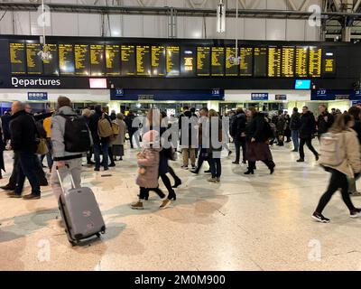 6th dicembre 2022. London Waterloo, Regno Unito. Pendolari alla stazione ferroviaria di Waterloo a Londra. I leader dell'Unione hanno respinto l'ultima offerta retributiva e quindi sono previsti ulteriori scioperi ferroviari per Passi pure il 13-14 dicembre 2022, il 16-17 dicembre e dalle 6pm della vigilia di Natale fino alle 6am del 27th dicembre. Molti viaggiatori stanno cominciando a perdere la loro pazienza con gli scioperi ferroviari, soprattutto perché significa che molte persone non saranno più in grado di andare a visitare parenti e amici nel periodo natalizio se il treno colpisce Passi pure. Credit: Maureen McLean/Alamy Live News Foto Stock