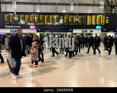 6th dicembre 2022. London Waterloo, Regno Unito. Pendolari alla stazione ferroviaria di Waterloo a Londra. I leader dell'Unione hanno respinto l'ultima offerta retributiva e quindi sono previsti ulteriori scioperi ferroviari per Passi pure il 13-14 dicembre 2022, il 16-17 dicembre e dalle 6pm della vigilia di Natale fino alle 6am del 27th dicembre. Molti viaggiatori stanno cominciando a perdere la loro pazienza con gli scioperi ferroviari, soprattutto perché significa che molte persone non saranno più in grado di andare a visitare parenti e amici nel periodo natalizio se il treno colpisce Passi pure. Credit: Maureen McLean/Alamy Live News Foto Stock