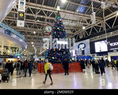 6th dicembre 2022. London Waterloo, Regno Unito. Pendolari alla stazione ferroviaria di Waterloo a Londra. I leader dell'Unione hanno respinto l'ultima offerta retributiva e quindi sono previsti ulteriori scioperi ferroviari per Passi pure il 13-14 dicembre 2022, il 16-17 dicembre e dalle 6pm della vigilia di Natale fino alle 6am del 27th dicembre. Molti viaggiatori stanno cominciando a perdere la loro pazienza con gli scioperi ferroviari, soprattutto perché significa che molte persone non saranno più in grado di andare a visitare parenti e amici nel periodo natalizio se il treno colpisce Passi pure. Credit: Maureen McLean/Alamy Live News Foto Stock