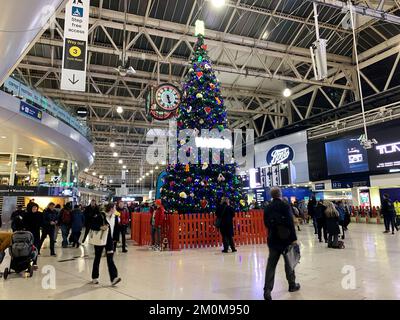 6th dicembre 2022. London Waterloo, Regno Unito. Pendolari alla stazione ferroviaria di Waterloo a Londra. I leader dell'Unione hanno respinto l'ultima offerta retributiva e quindi sono previsti ulteriori scioperi ferroviari per Passi pure il 13-14 dicembre 2022, il 16-17 dicembre e dalle 6pm della vigilia di Natale fino alle 6am del 27th dicembre. Molti viaggiatori stanno cominciando a perdere la loro pazienza con gli scioperi ferroviari, soprattutto perché significa che molte persone non saranno più in grado di andare a visitare parenti e amici nel periodo natalizio se il treno colpisce Passi pure. Credit: Maureen McLean/Alamy Live News Foto Stock