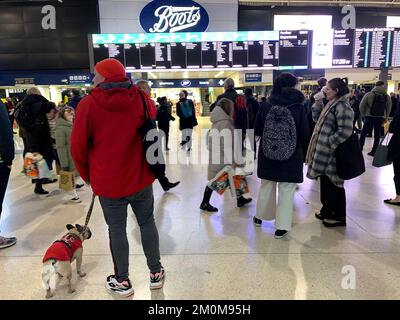 6th dicembre 2022. London Waterloo, Regno Unito. Pendolari alla stazione ferroviaria di Waterloo a Londra. I leader dell'Unione hanno respinto l'ultima offerta retributiva e quindi sono previsti ulteriori scioperi ferroviari per Passi pure il 13-14 dicembre 2022, il 16-17 dicembre e dalle 6pm della vigilia di Natale fino alle 6am del 27th dicembre. Molti viaggiatori stanno cominciando a perdere la loro pazienza con gli scioperi ferroviari, soprattutto perché significa che molte persone non saranno più in grado di andare a visitare parenti e amici nel periodo natalizio se il treno colpisce Passi pure. Credit: Maureen McLean/Alamy Live News Foto Stock