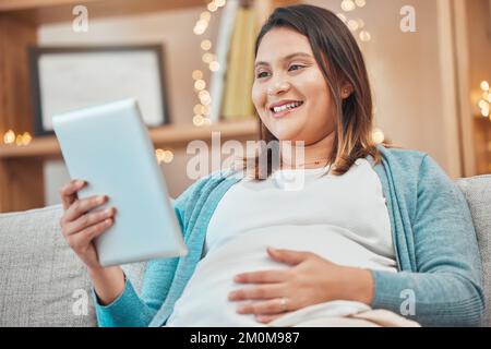 Relax, gravidanza e donna sul divano con tablet nel soggiorno di casa leggere e-mail o ebook. Internet, videochiamata o social media, felice incinta Foto Stock