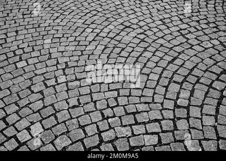 Un angolo alto di una strada acciottolata grigia Foto Stock