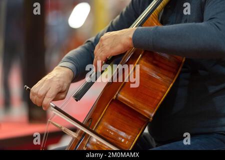 Violoncellista che gioca ciao Foto Stock
