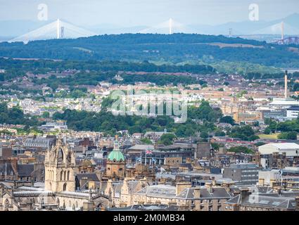 Paesaggio urbano della capitale della Scozia, con i famosi Forth Bridges in lontananza e St Giles chiesa in primo piano, Union Jack volare, soleggiato Foto Stock