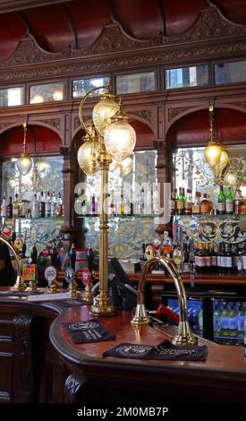 All'interno della St Stephens Tavern, di fronte al Big ben e alle Houses of Parliament, 10 Bridge St, Westminster, Londra, Inghilterra, REGNO UNITO, SW1A 2JJ Foto Stock