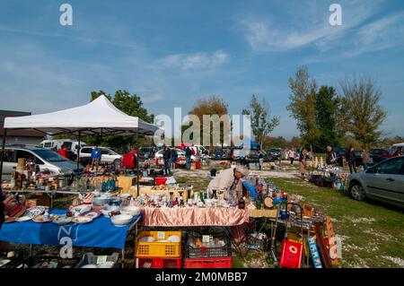 Mercato delle pulci all'aperto, Siofok, contea di Somogy, riva sud del lago Balaton, Ungheria Foto Stock