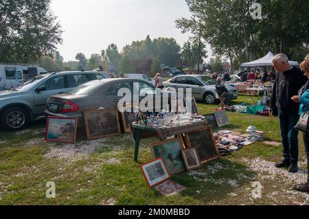 Mercato delle pulci all'aperto, Siofok, contea di Somogy, riva sud del lago Balaton, Ungheria Foto Stock